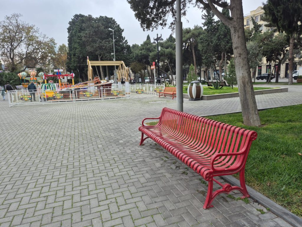 Atraksionların Yaxınlığında Düşmən Memarlığı